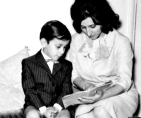 قصة 7 صور نادرة جمعت زياد الرحباني بوالدته المطربة فيروز بعد وفاته