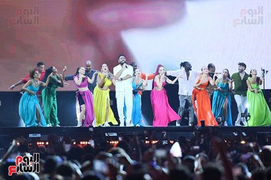 تامر حسنى يواصل تألقه فى العلمين بأغانى "معلمين" و"أكتر حاجة".. صور