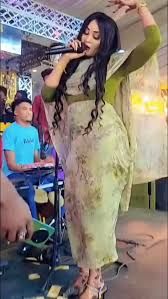 شاهد بالفيديو.. مطربة سودانية حسناء “تفك” العرش بوصلة رقص فاضحة خلال حفل حضره جمهور غفير بمدينة القضارف