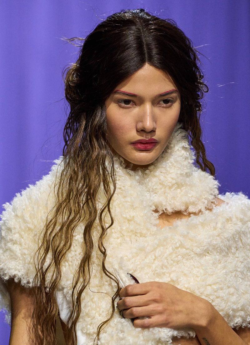 تسريحات تناسب الشعر المجعد في الصيف تبرز جمال تموجاته الطبيعية