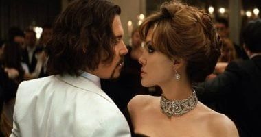 أنجلينا جولي وجوني ديب عالقان فى "منطقة الغزل المتأرجحة" منذ سنوات