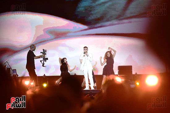 الشامى يشيد بالجمهور المصرى: "شرف كبير أغنى بينكم".. صور