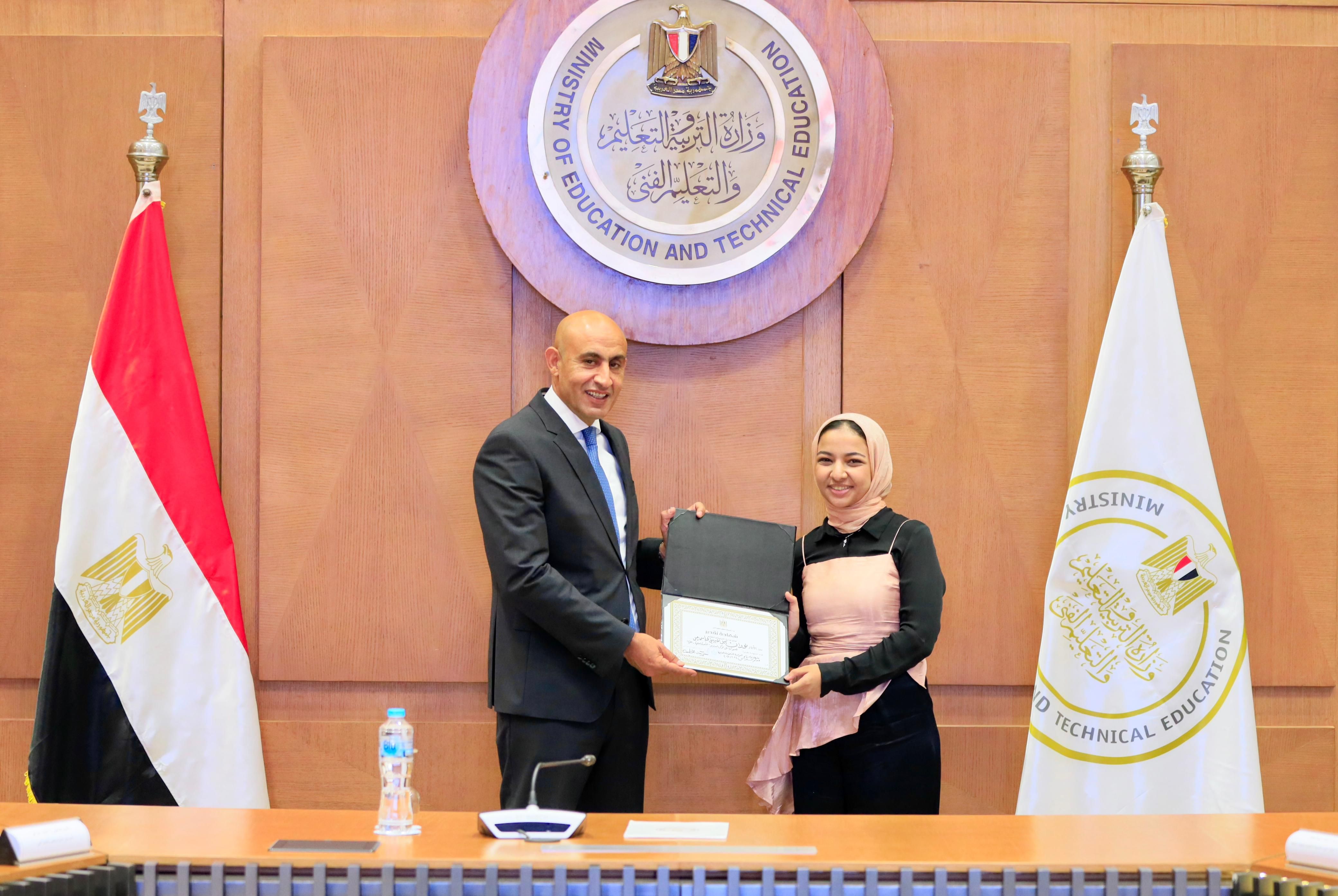 وزير التعليم يكرم أوائل الثانوية العامة ويشيد بتفوقهم: فخر الدولة..صور