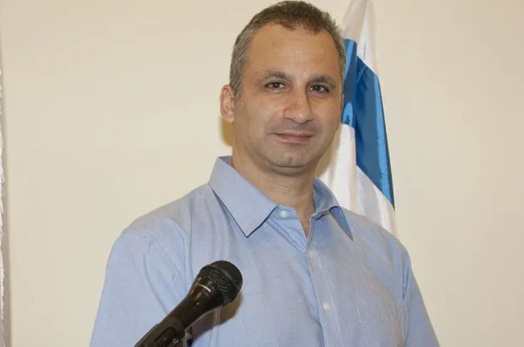 لفتح الحدود مع إسرائيل...صحفي إسرائيلي يسخر من دعوة عبد الملك الحوثي