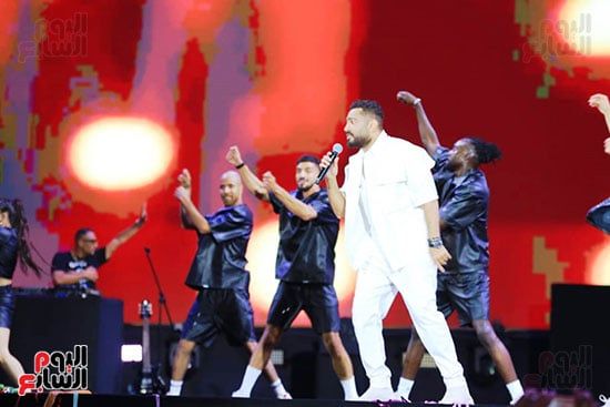 تامر حسنى يُفاجئ جمهور العلمين بالشامى ودويتو "ملكة جمال الكون".. صور