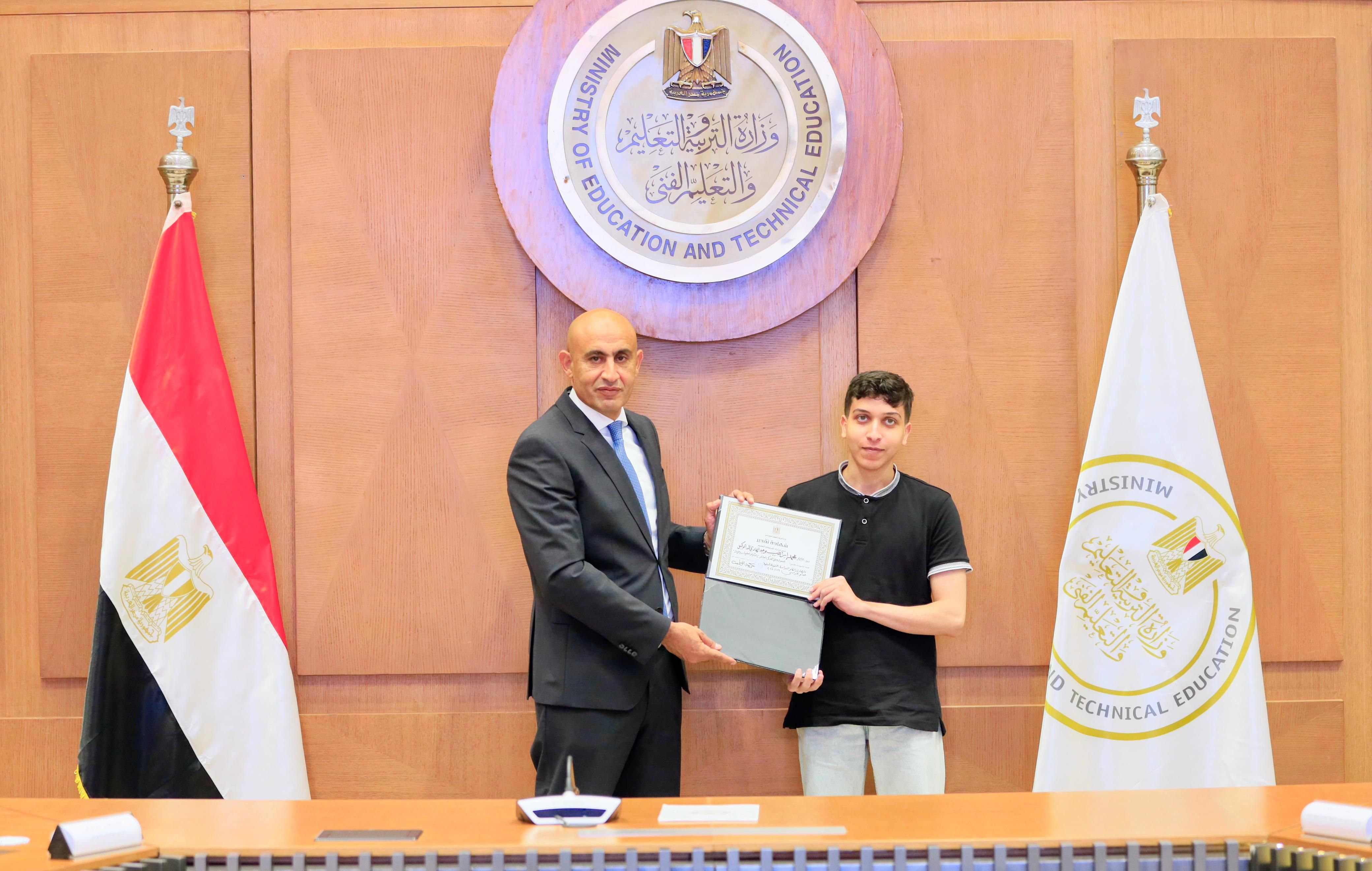 وزير التعليم يكرم أوائل الثانوية العامة ويشيد بتفوقهم: فخر الدولة..صور