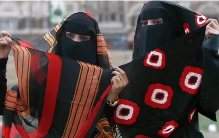 لن تصدق ماهي عقوبة المخالفين...مليشيا الحوثي تفرض قرارًا يمنع النساء من السفر واستخدام الهاتف وشبكات الإنترنت وتحدد مهر العروس