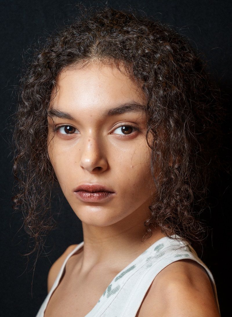 تسريحات تناسب الشعر المجعد في الصيف تبرز جمال تموجاته الطبيعية