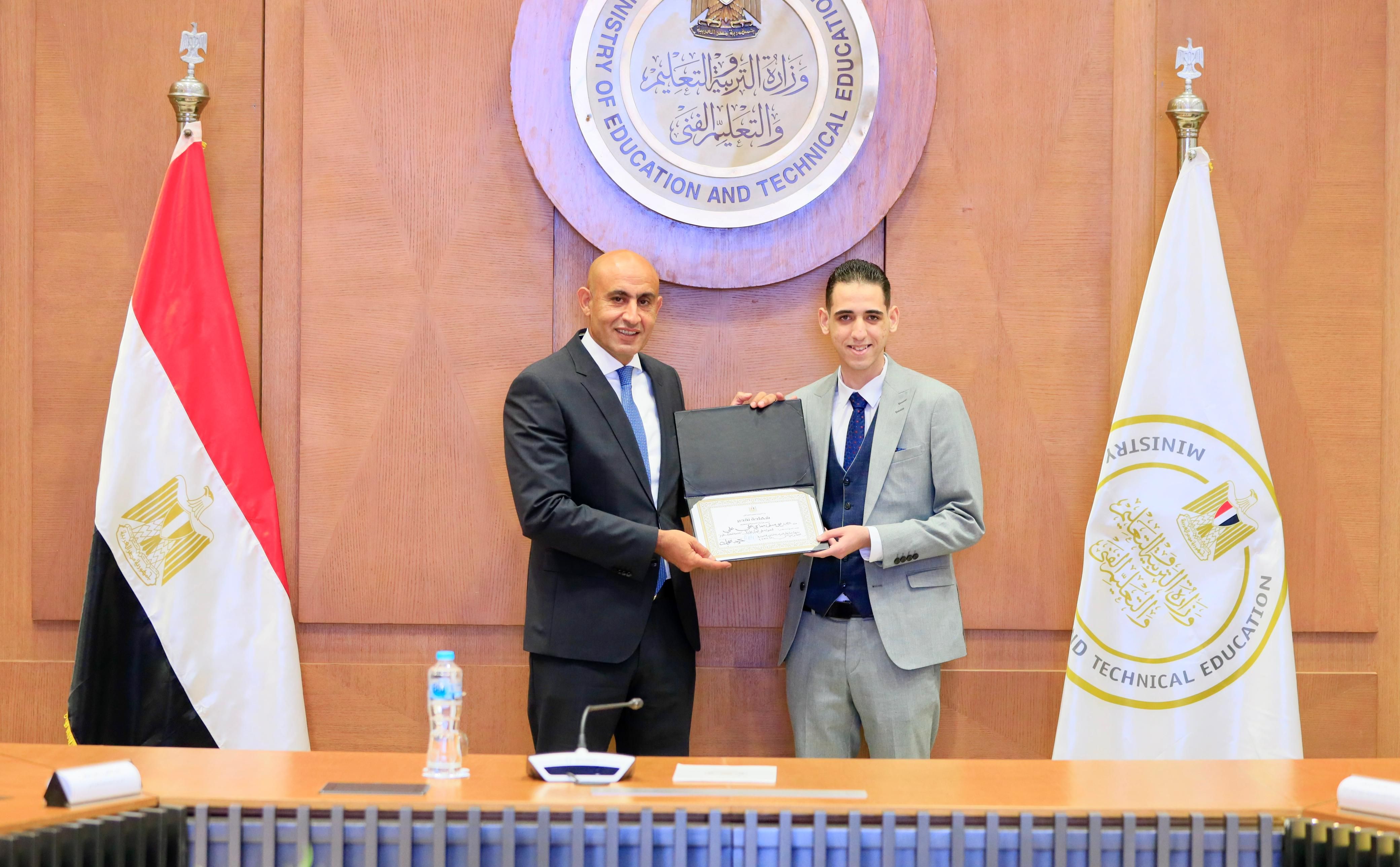 وزير التعليم يكرم أوائل الثانوية العامة ويشيد بتفوقهم: فخر الدولة..صور