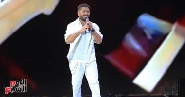 تامر حسنى يواصل تألقه فى العلمين بأغانى "معلمين" و"أكتر حاجة".. صور