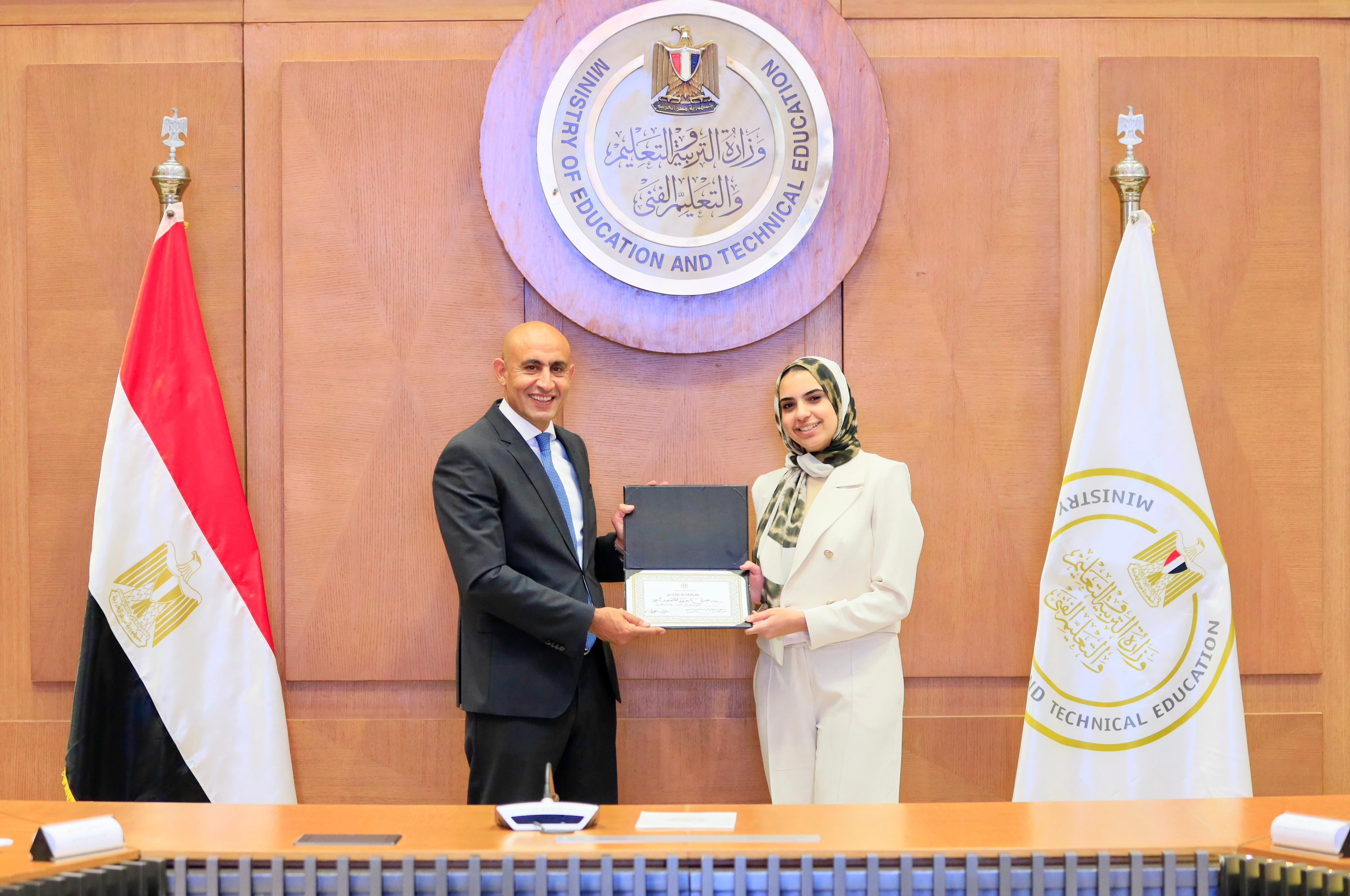 وزير التعليم يكرم أوائل الثانوية العامة ويشيد بتفوقهم: فخر الدولة..صور