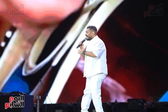 تامر حسنى يواصل تألقه فى العلمين بأغانى "معلمين" و"أكتر حاجة".. صور