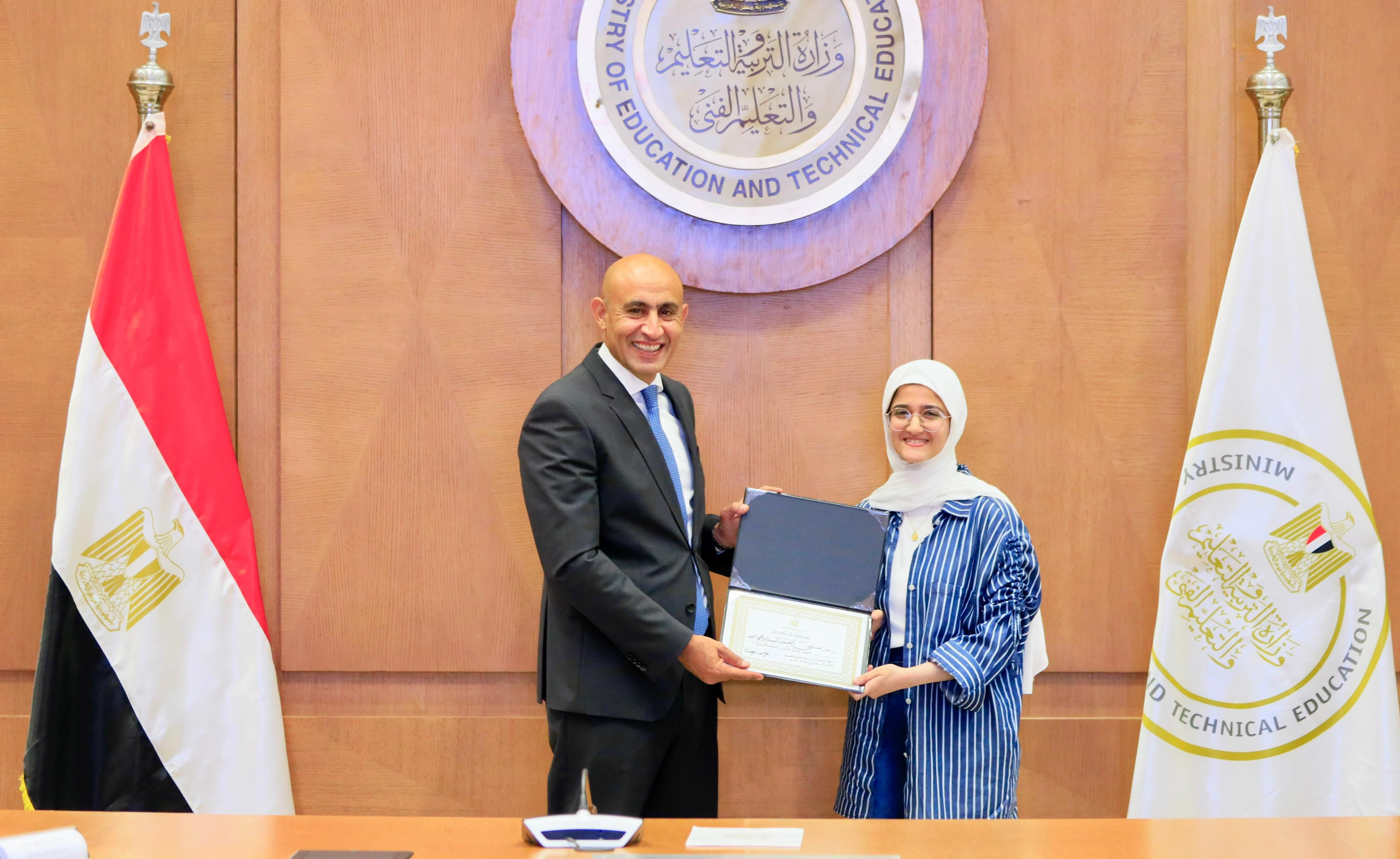 وزير التعليم يكرم أوائل الثانوية العامة ويشيد بتفوقهم: فخر الدولة..صور