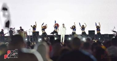 المطرب الشامى يفتتح حفله بأغنية "جيناك" وسط تصفيق حار.. صور