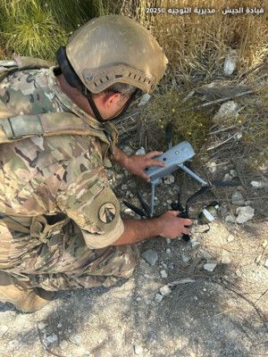 الجيش: مسيرة إسرائيلية تحمل قنبلة يدوية سقطت في أطراف ميس الجبل وقد تم نقلها الى الوحدة المختصة بعد تفجير القنبلة