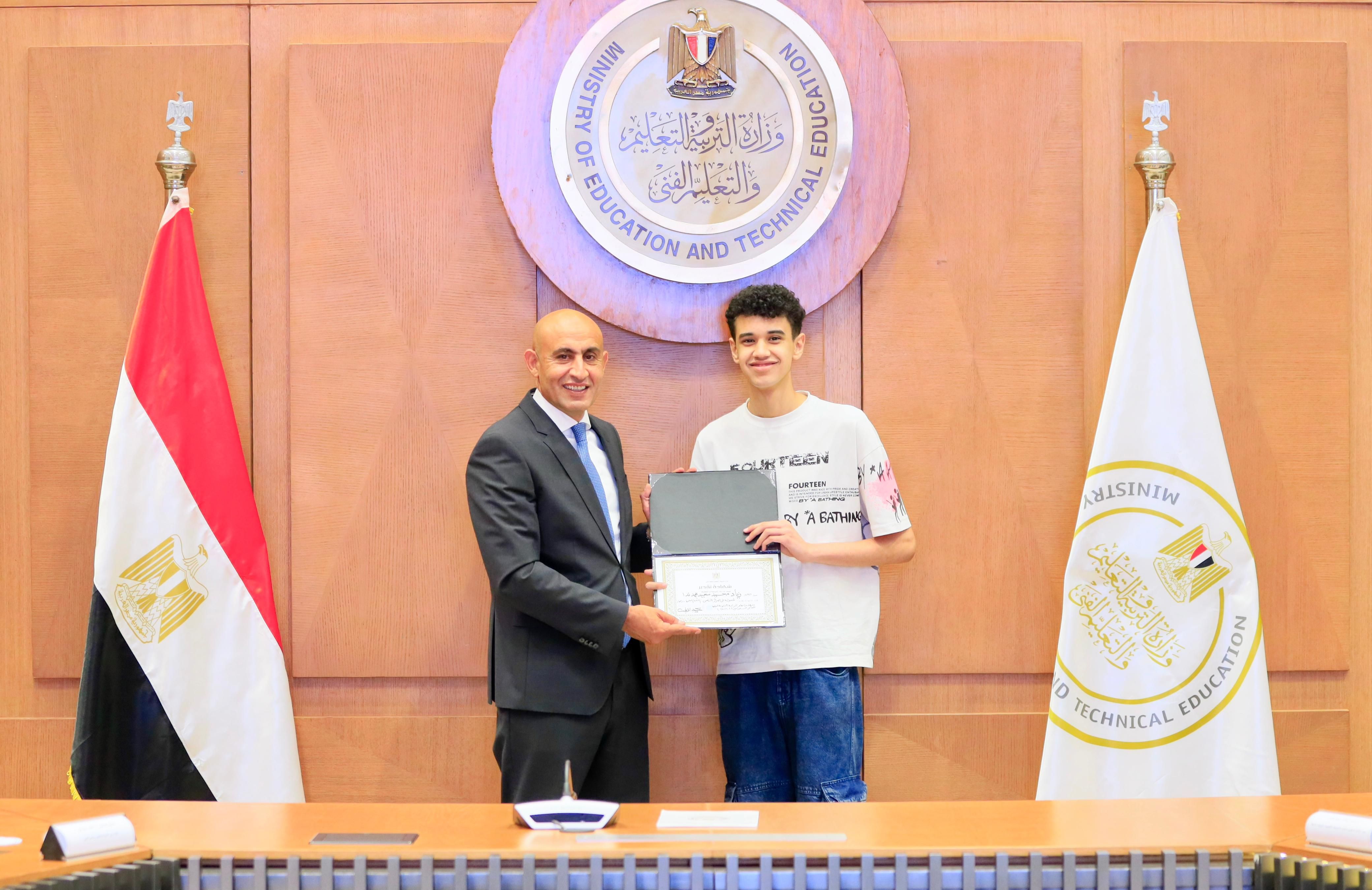 وزير التعليم يكرم أوائل الثانوية العامة ويشيد بتفوقهم: فخر الدولة..صور