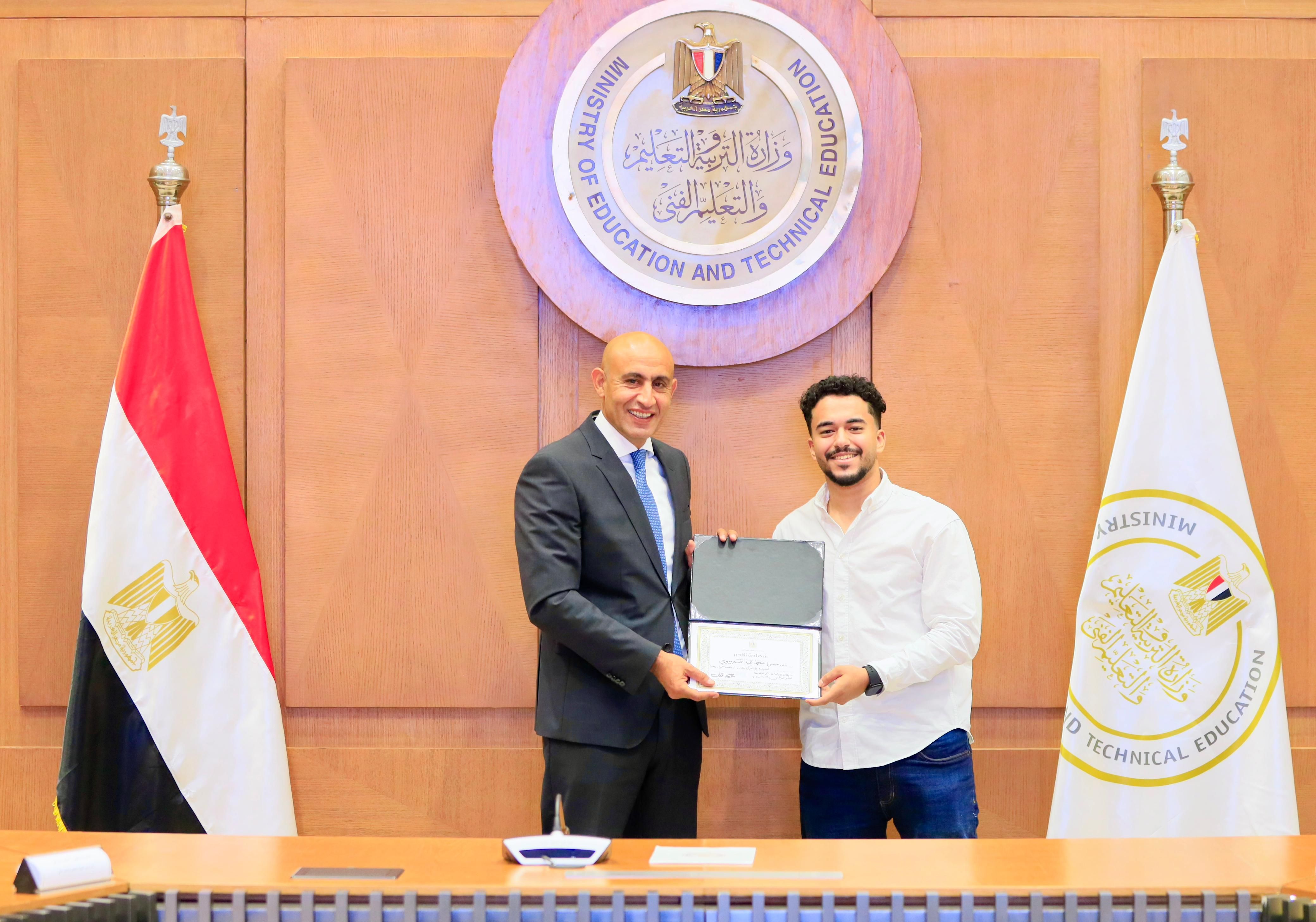 وزير التعليم يكرم أوائل الثانوية العامة ويشيد بتفوقهم: فخر الدولة..صور