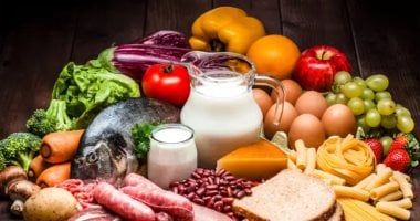 8 أطعمة مدعومة علميا للحفاظ على صحة بشرتك وشعرك وأظافرك