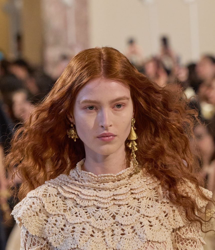 تسريحات تناسب الشعر المجعد في الصيف تبرز جمال تموجاته الطبيعية