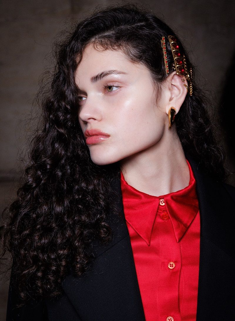 تسريحات تناسب الشعر المجعد في الصيف تبرز جمال تموجاته الطبيعية