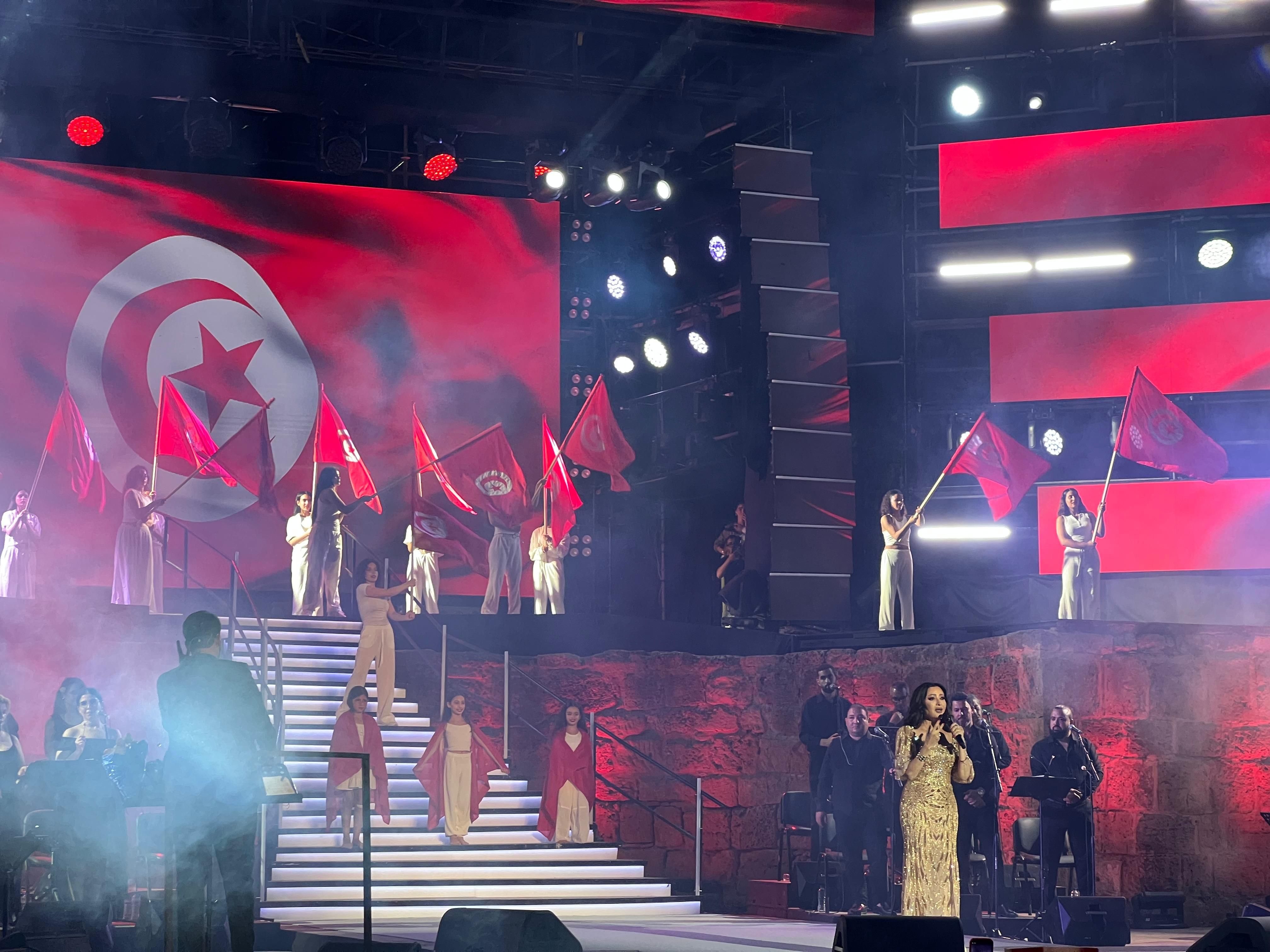 بدموع الفرح.. لطيفة تحتفى بعيد الجمهورية وتتألق على مسرح قرطاج