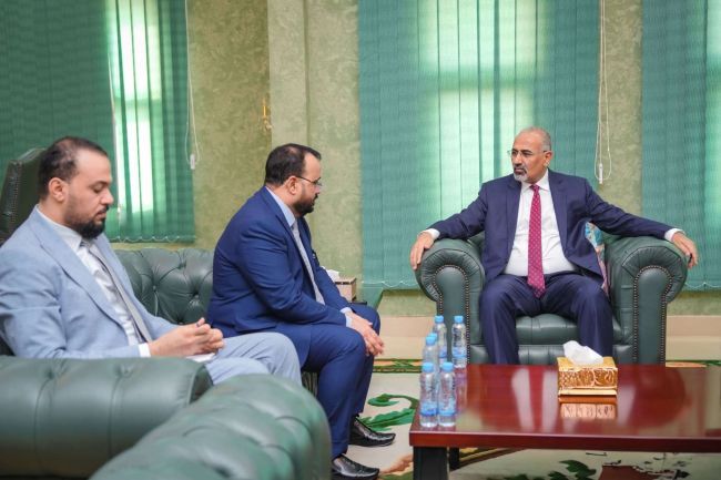 الرئيس الزُبيدي يطّلع على سير عمل وزارة الأشغال ويشدد على أهمية استكمال مشاريع صيانة الطرق الرئيسة