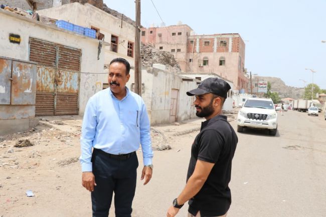 رئيس صندوق صيانة الطرق يتفقد عددًا من شوارع مديرية صيرة بعدن