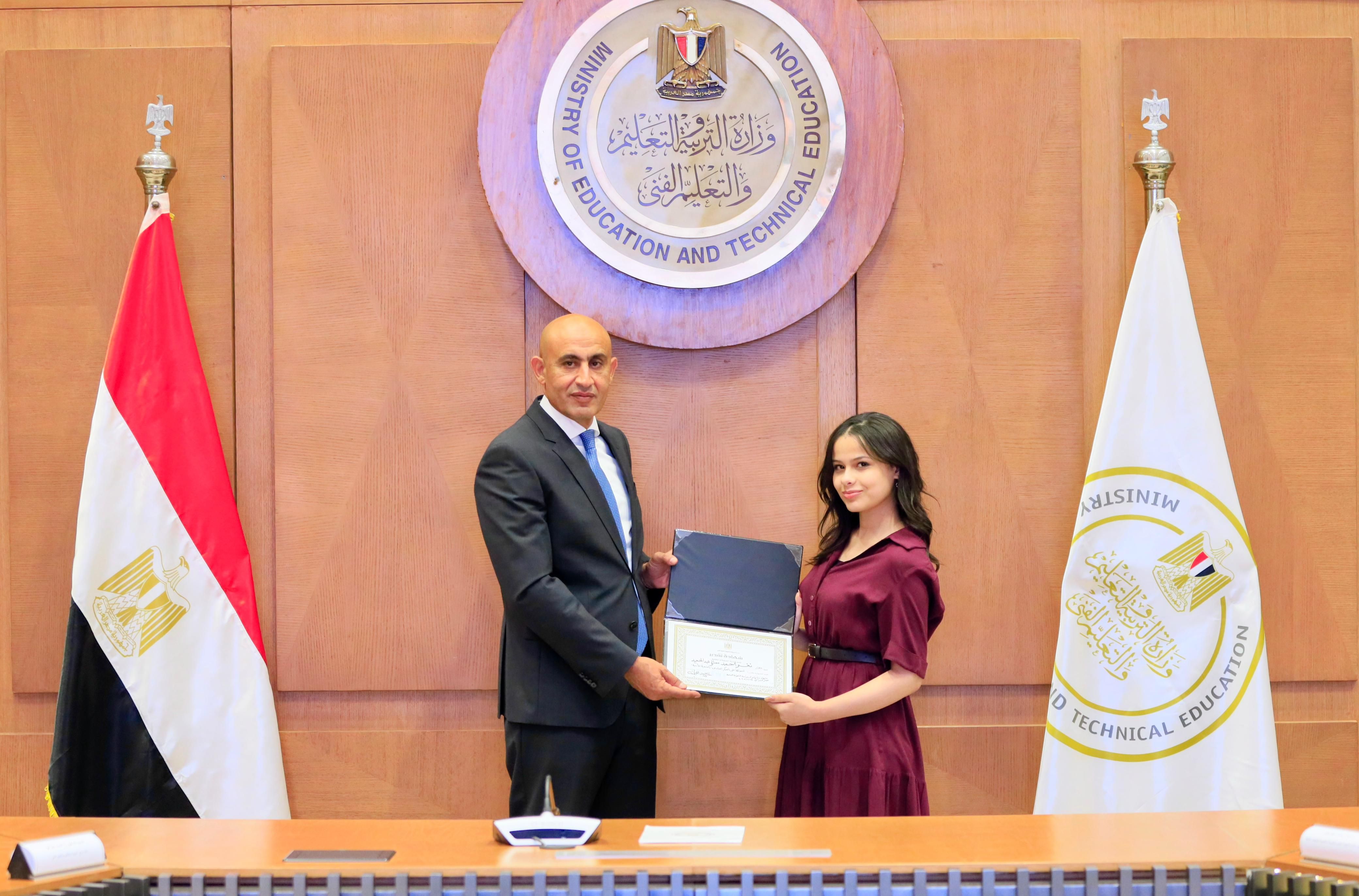 وزير التعليم يكرم أوائل الثانوية العامة ويشيد بتفوقهم: فخر الدولة..صور