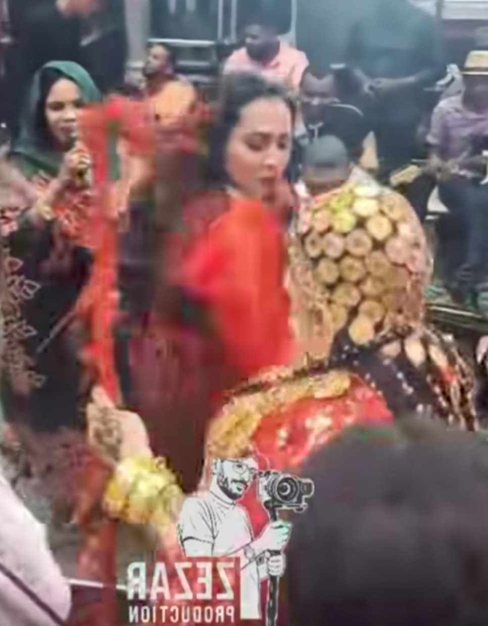 شاهد بالصورة والفيديو.. صديقة عروس سودانية تدخل في وصلة رقص هستيرية فرحة بزواج رفيقة دربها