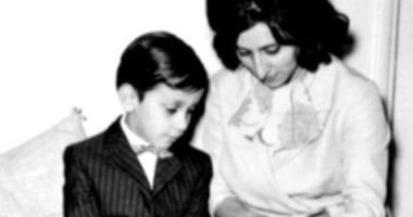 قصة 7 صور نادرة جمعت زياد الرحباني بوالدته المطربة فيروز بعد وفاته