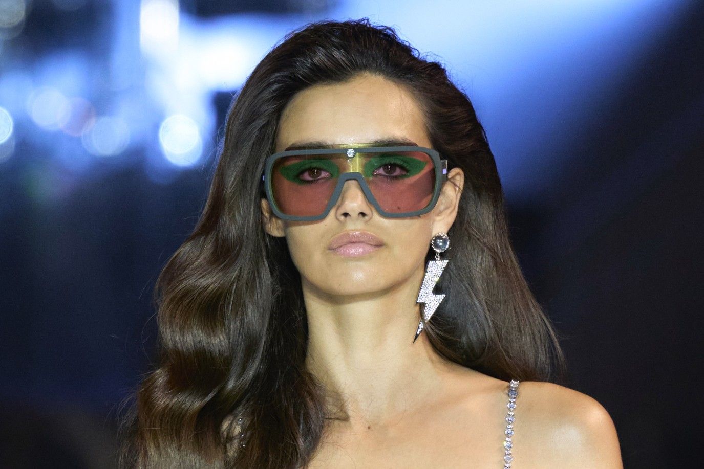 تسريحات تناسب الشعر المجعد في الصيف تبرز جمال تموجاته الطبيعية