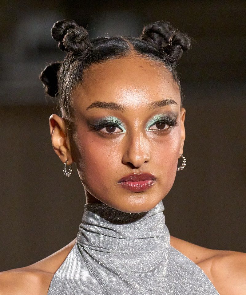 تسريحات تناسب الشعر المجعد في الصيف تبرز جمال تموجاته الطبيعية