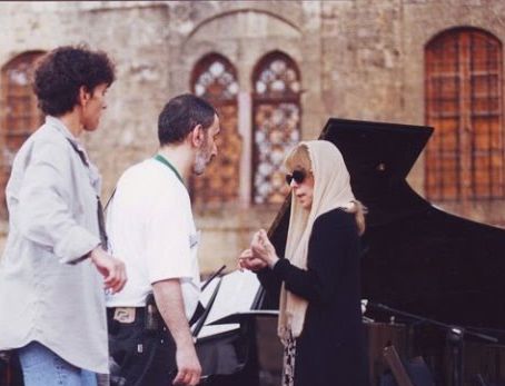 قصة 7 صور نادرة جمعت زياد الرحباني بوالدته المطربة فيروز بعد وفاته