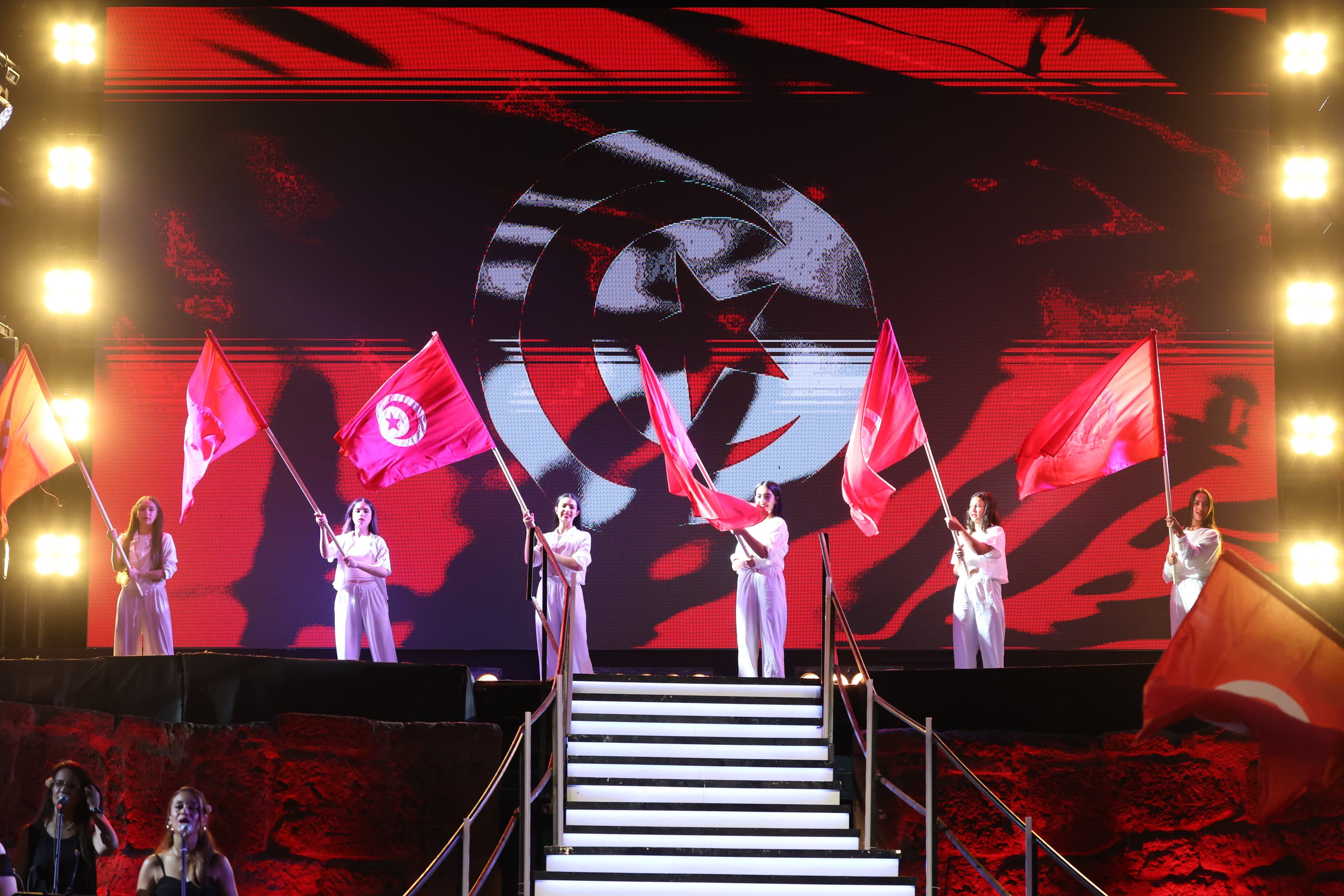 بدموع الفرح.. لطيفة تحتفى بعيد الجمهورية وتتألق على مسرح قرطاج