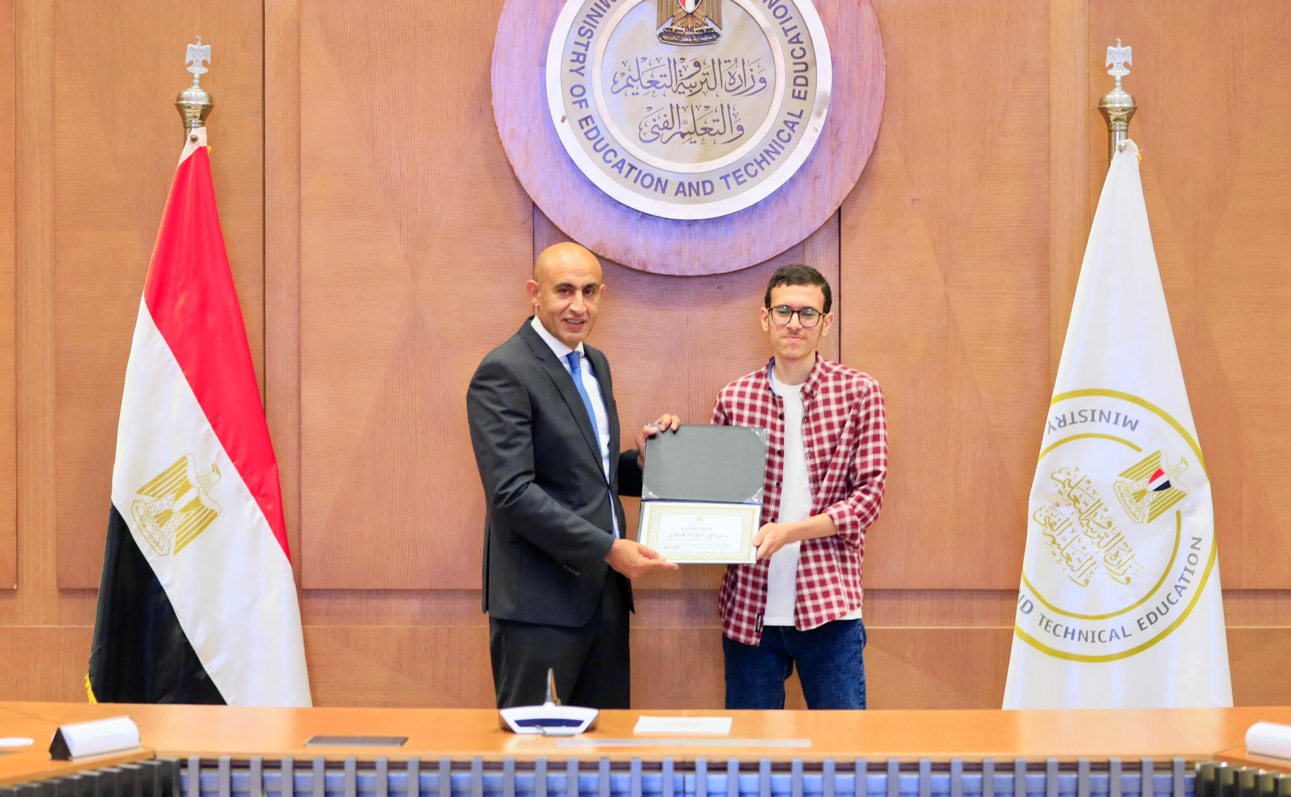 وزير التعليم يكرم أوائل الثانوية العامة ويشيد بتفوقهم: فخر الدولة..صور