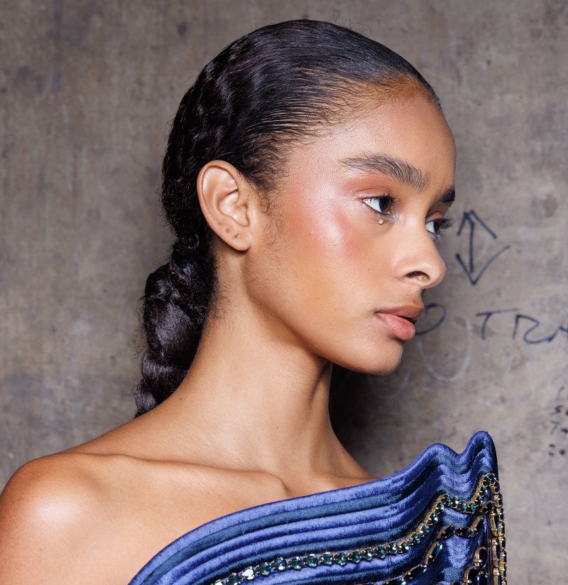 تسريحات تناسب الشعر المجعد في الصيف تبرز جمال تموجاته الطبيعية