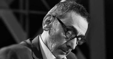 انهيار مساعدة زياد الرحباني.. وكارمن لبس وطارق تميم أول الحضور أمام المستشفى