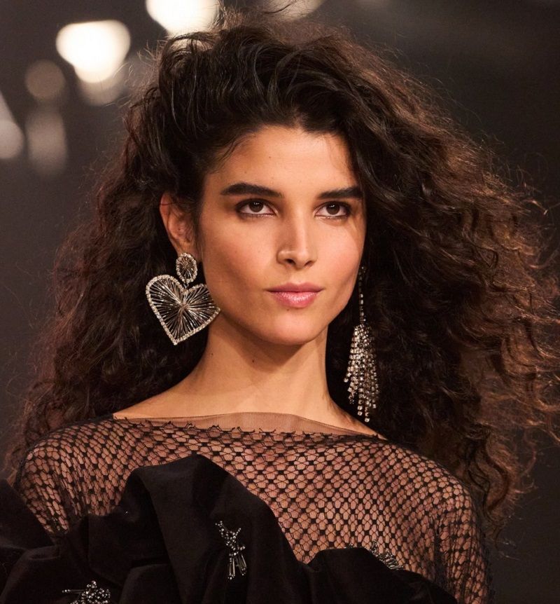 تسريحات تناسب الشعر المجعد في الصيف تبرز جمال تموجاته الطبيعية