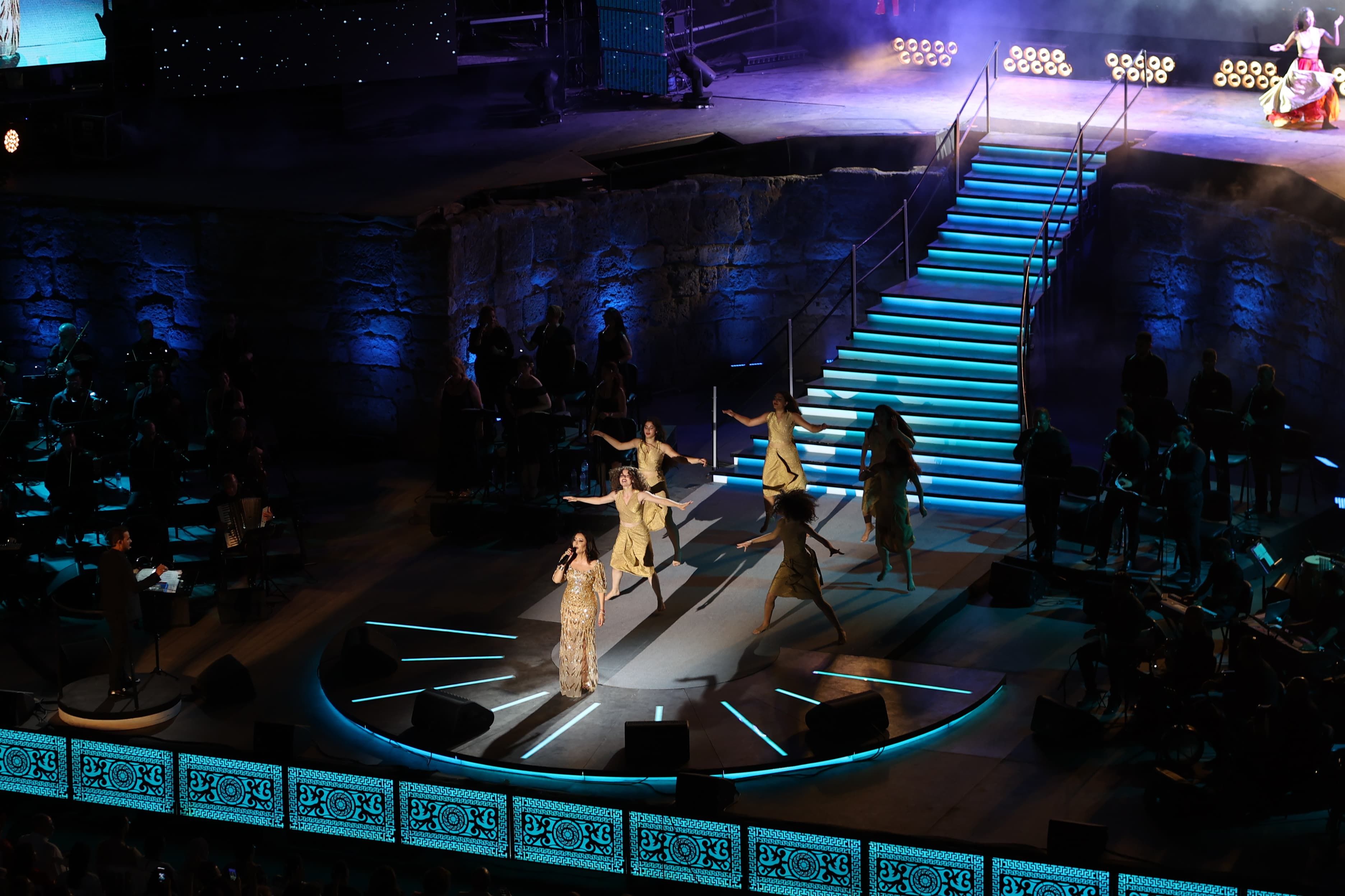 بدموع الفرح.. لطيفة تحتفى بعيد الجمهورية وتتألق على مسرح قرطاج