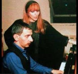 قصة 7 صور نادرة جمعت زياد الرحباني بوالدته المطربة فيروز بعد وفاته