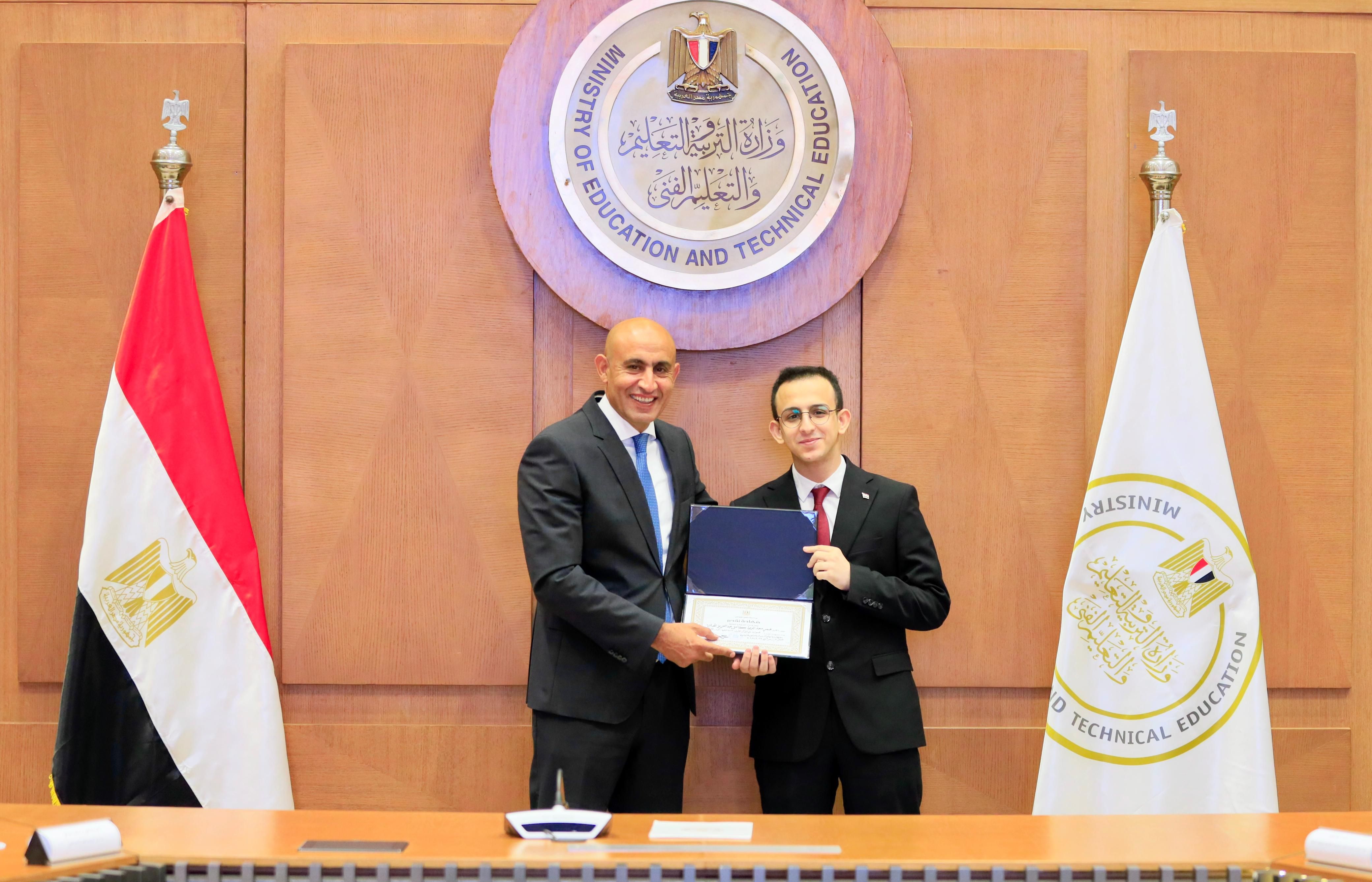 وزير التعليم يكرم أوائل الثانوية العامة ويشيد بتفوقهم: فخر الدولة..صور