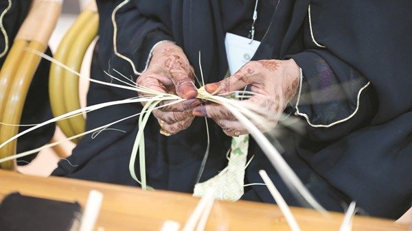«المشغولات اليدوية».. معروضات تعكس أصالة التراث في «ليوا للرطب»