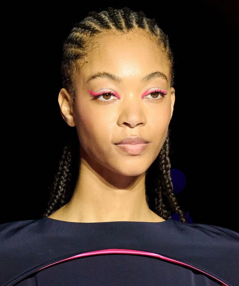 تسريحات تناسب الشعر المجعد في الصيف تبرز جمال تموجاته الطبيعية