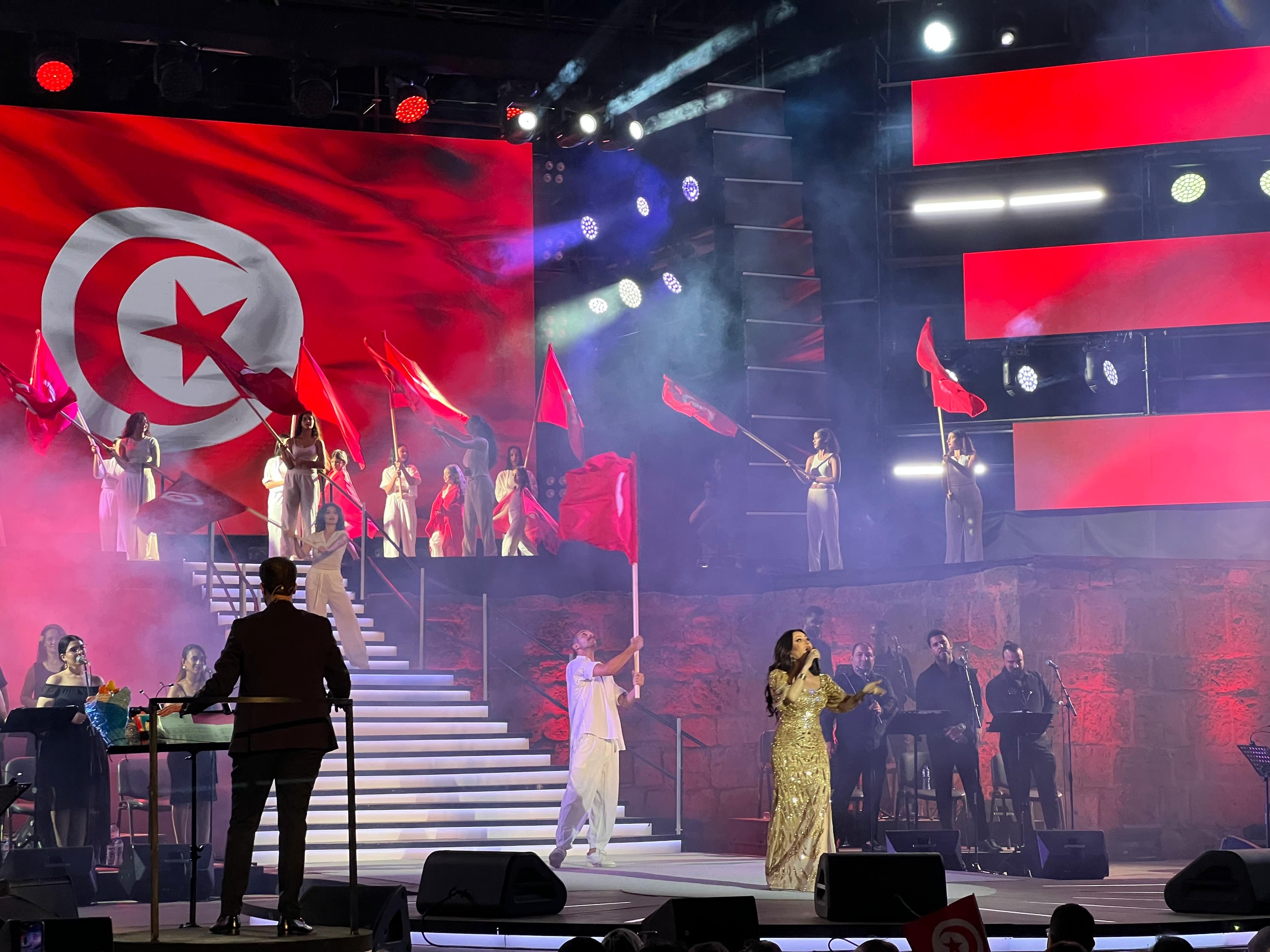 بدموع الفرح.. لطيفة تحتفى بعيد الجمهورية وتتألق على مسرح قرطاج