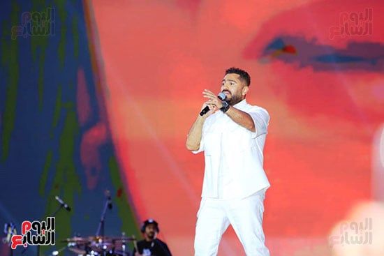 تامر حسنى يواصل تألقه فى العلمين بأغانى "معلمين" و"أكتر حاجة".. صور