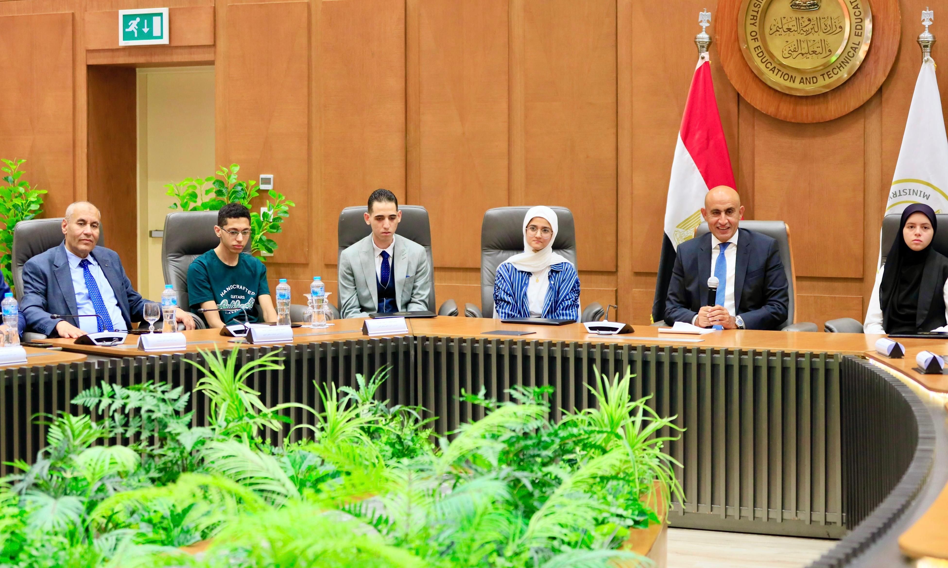 وزير التعليم يكرم أوائل الثانوية العامة ويشيد بتفوقهم: فخر الدولة..صور