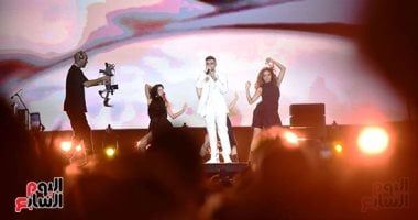 فى ختام حفله بالعلمين.. الشامى: أول مرة أغنى فى مصر ومش هتكون الأخيرة.. صور