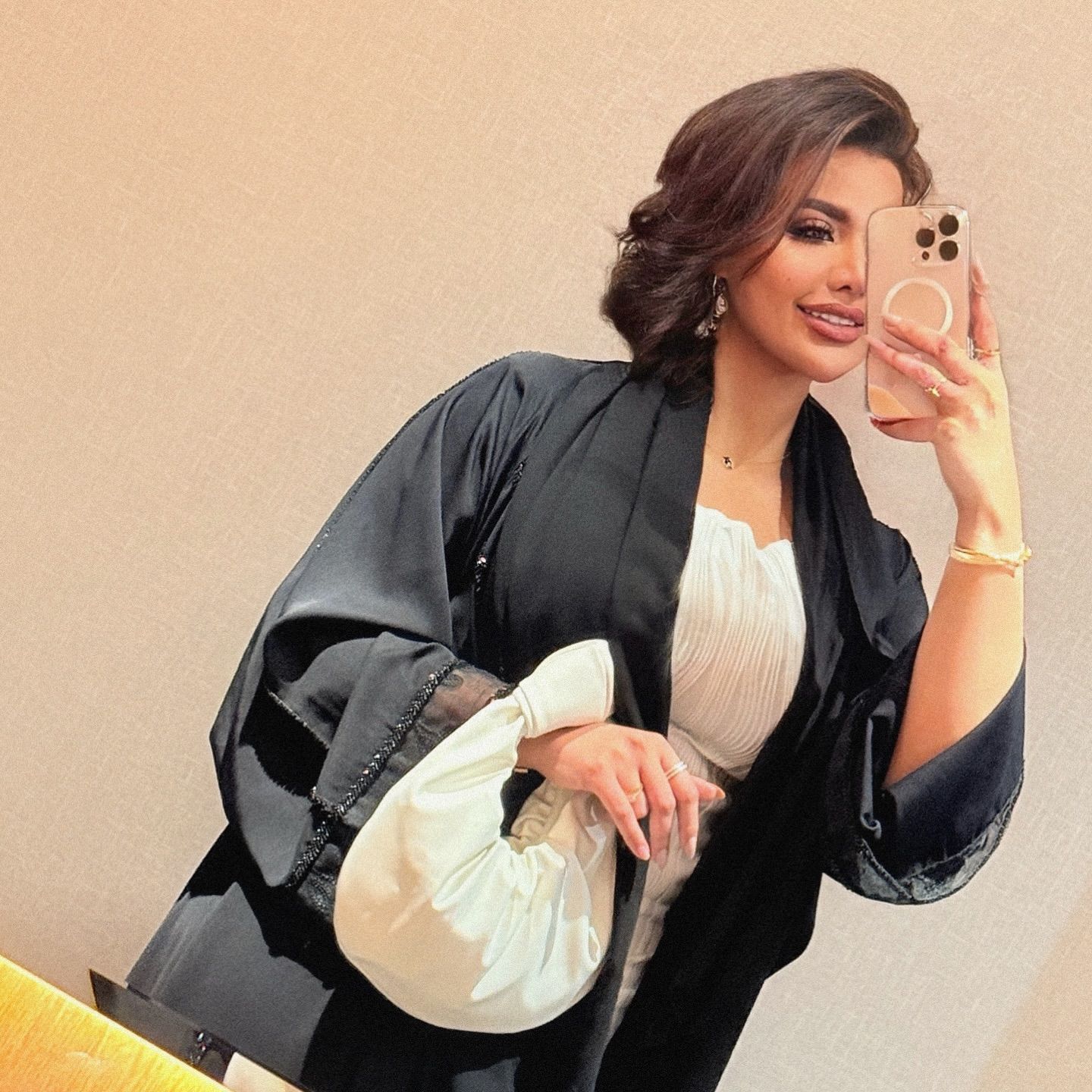 شاهد بالصور.. “أصبحت أكتفي بمن لا يُطفئ ضوئي”.. الحسناء السودانية “لوشي” تعود لخطف الأضواء على السوشيال ميديا بإطلالة ساحرة