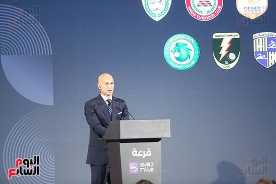 ممثل الشركة الألمانية يناقش الضوابط مع ممثلي الأندية أثناء سحب قرعة الدوري.. صور