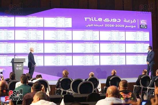 ممثل الشركة الألمانية يناقش الضوابط مع ممثلي الأندية أثناء سحب قرعة الدوري.. صور